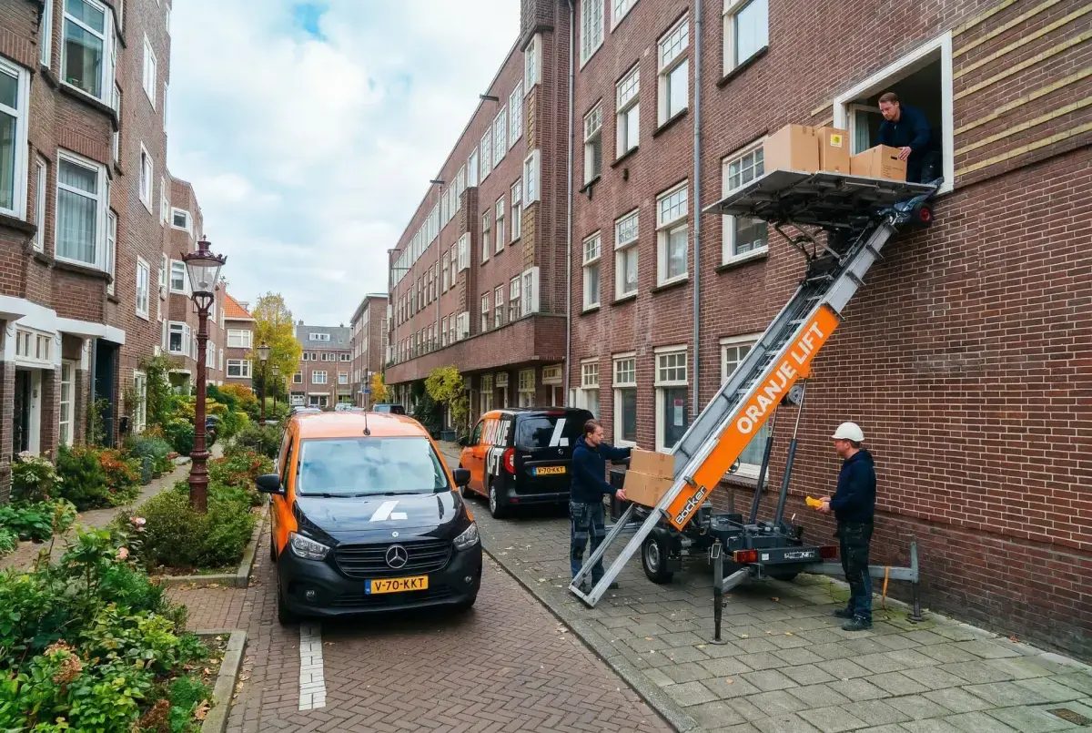 Aanhangerlift geplaatst in een smalle straat in Amstelveen